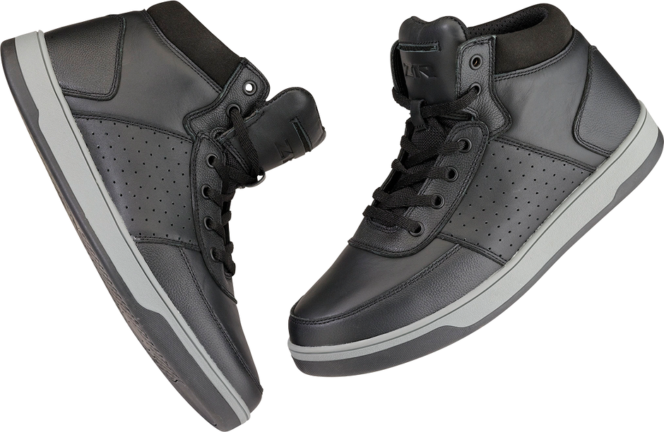 Black Z1R Dundee boots in US size 8 with rugged leather design, featuring sturdy soles and classic ankle boot style.