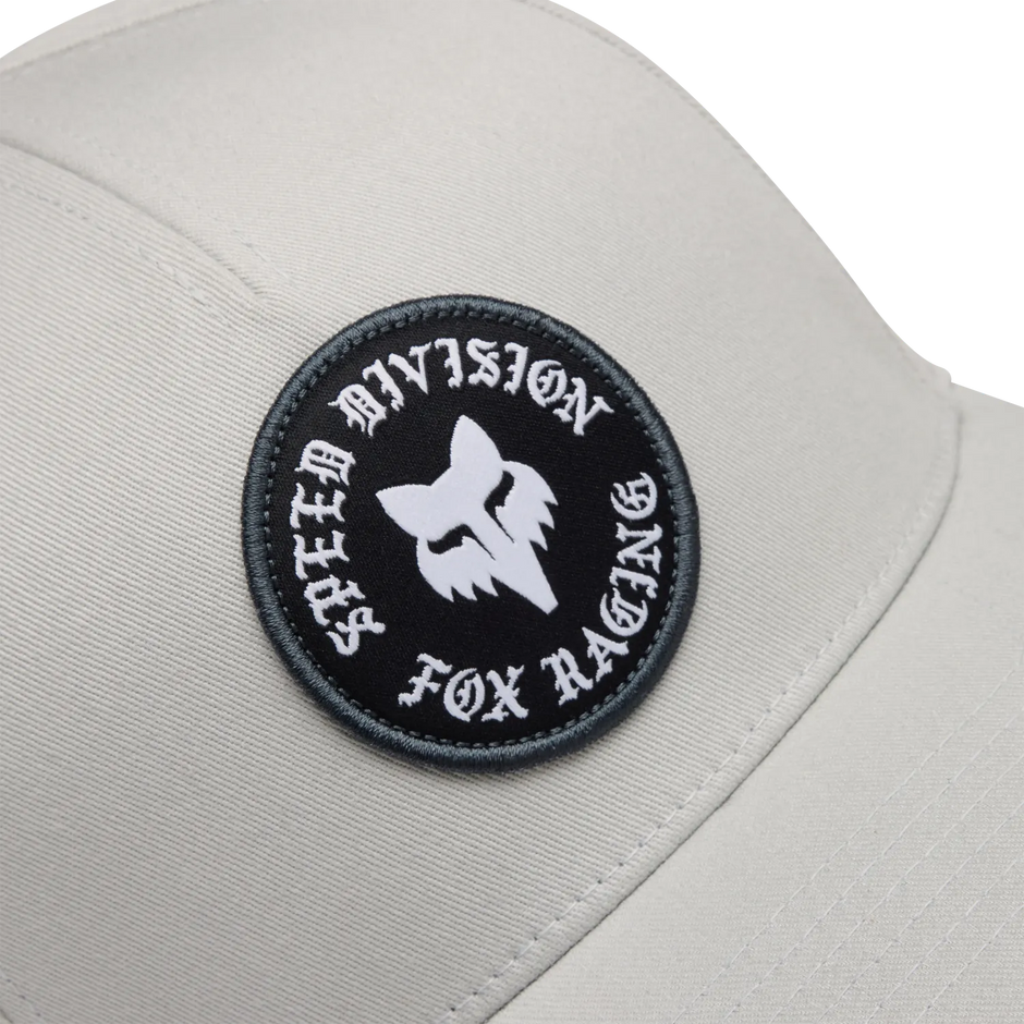 Gorra Flexfit con insignia